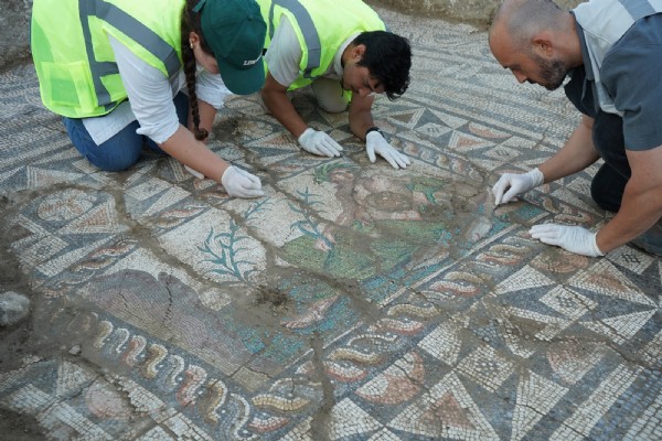 BAKAN ERSOY’DAN ASPENDOS MÜJDESİ! M.S. 3. YÜZYILA AİT NADİR BİR NEHİR TANRISI BETİMLEMESİ ORTAYA ÇIKARILDI
